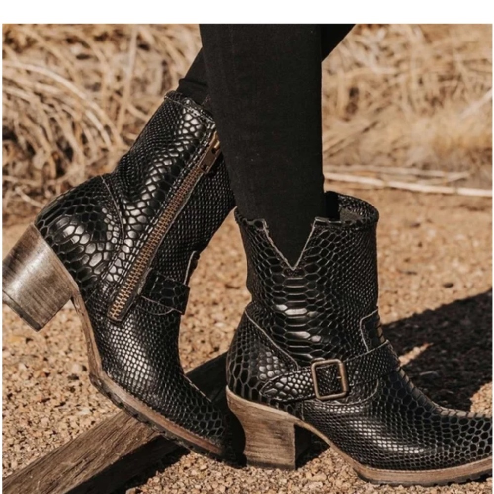 Freebird by Steven Carlito Ankle Boot Black Snakeskin Embossed Leather Size 8